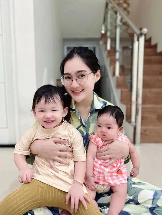 Meski penampilannya sederhana, banyak netizen yang memuji OOTD atau Outfit of The Day saat sedang di rumah atau sedang momong. [Instagram/nellakharisma]