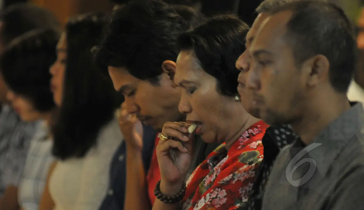 Umat Kristiani dengan khidmat mengikuti ibadah Jumat Agung yang memperingati kematian Tuhan Yesus Kristus di Indonesia bagian Barat (GPIB) Effatha, Jakarta, Jumat (3/4/2015). (Liputan6.com/Johan Tallo)