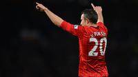 3. Robin van Persie - Gagal meraih gelar Premier League bersama Arsenal membuatnya hijrah ke Manchester United. Pada musim pertamanya, RVP bersama Sir Alex Ferguson langsung meraih juara Liga Inggris. (AFP/Paul Ellis)