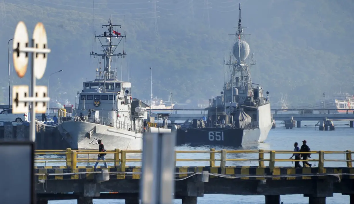 Kapal Angkatan Laut Indonesia terlihat di pangkalan angkatan laut di Banyuwangi, Provinsi Jawa Timur, Sabtu (24/4/2021). Militer melanjutkan operasi pencarian kapal selam KRI Nanggala 402 yang hilang pada 21 April saat latihan di lepas pantai Bali. (SONNY TUMBELAKA/AFP)