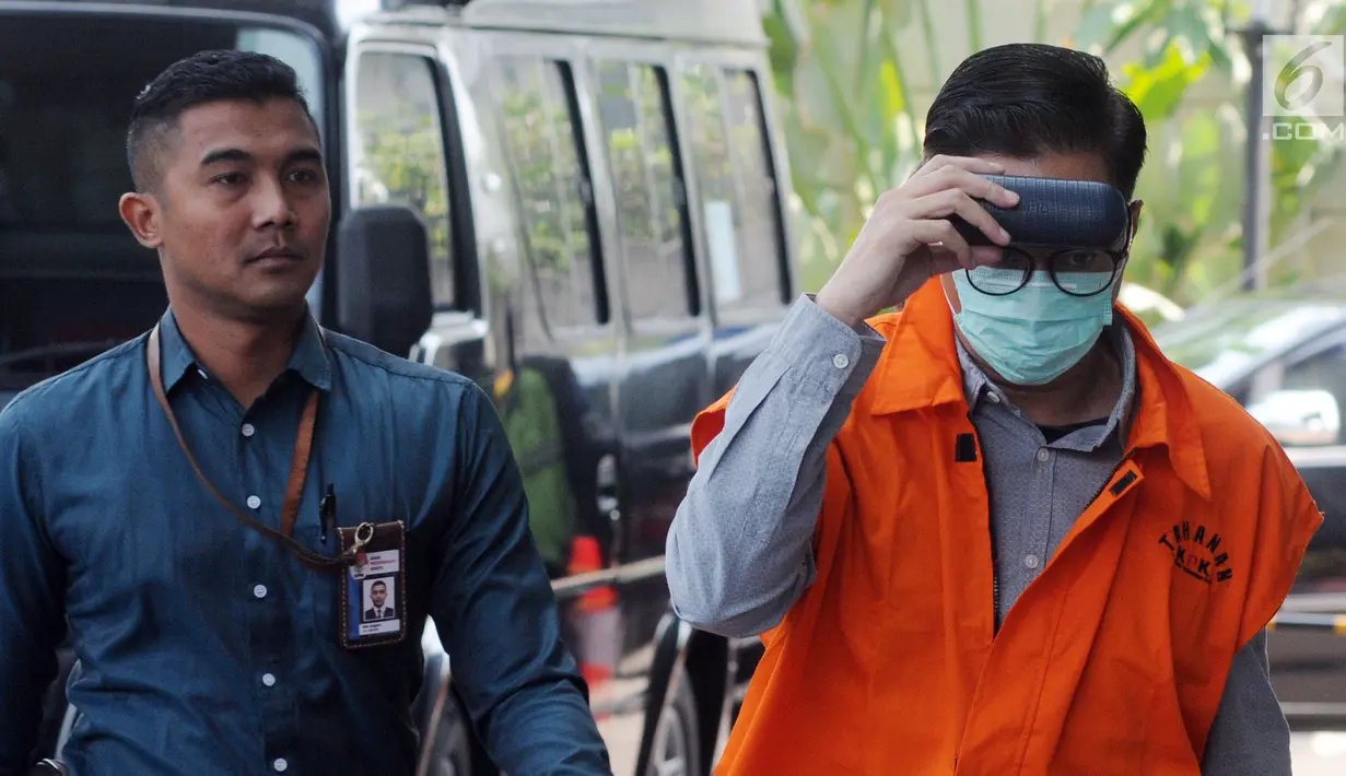 Anggota DPRD Kota Malang fraksi PAN Harun Prasojo memakai masker saat akan menjalani pemeriksaan di KPK, Jakarta, Senin (10/9). Harun diperiksa sebagai tersangka terkait kasus dugaan suap pembahasan APBD-P Pemkot Malang TA 2015. (Merdeka.com/Dwi Narwoko)