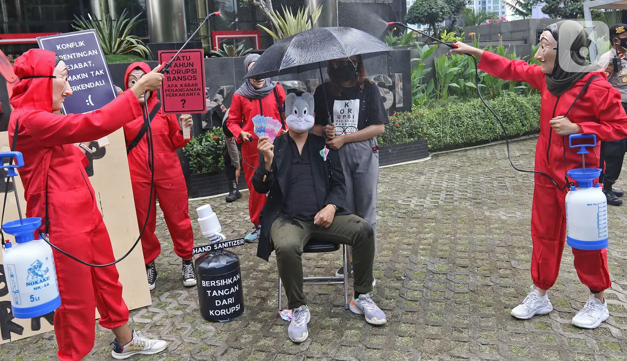 Sejumlah aktivis ICW dan Gerakan #BersihkanIndonesia melakukan aksi teatrikal di depan Gedung KPK, Jakarta, Rabu (8/12/2021). Aksi bertemakan Habis Gelap Tak Kunjung Terang tersebut sebagai bentuk keprihatinan negara Indonesia yang masih dilanda korupsi. (Liputan6.com/Herman Zakharia)