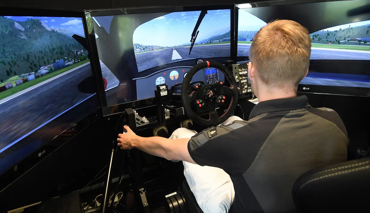 Senior Flight Dynamics Engineer, Hans Joore mendemonstrasikan simulator mobil terbang PAL-V di Raamsdonksveer, Belanda (30/5). Sertifikasi itu dilakukan agar mobil terbang buatannya bisa dipasarkan pada akhir 2018. (AFP Photo/Emmanuel Dunand)