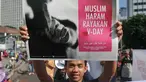 Sebuah poster ditunjukkan saat aksi menolak Valentine Day di Kawasan Bundaran HI, Jakarta, Minggu (14/2/2016). Aksi ini merupakan respon keprihatinan terhadap perayaan Hari Valentine yang bukan budaya bangsa Indonesia. (Liputan6.com/Gempur M Surya)