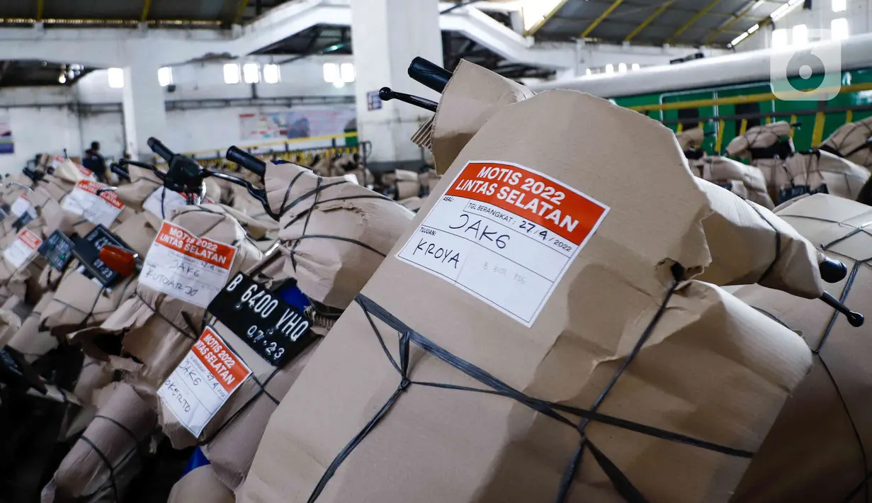 <p>Sejumlah sepeda motor dikemas sebelum dikirim menggunakan kereta di Stasiun Kampung Bandan, Jakarta Utara, Selasa (26/4/2022). PT Kereta Api Indonesia (KAI) Logistik (Kalog) menyediakan 9.280 kuota pengiriman sepeda motor gratis selama arus mudik dan arus balik Lebaran 2022. (Liputan6.com/Herman Zakharia)</p>
