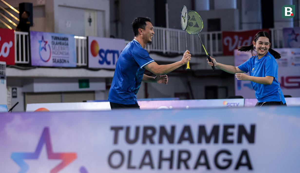 Mantan pebulu tangkis Indonesia, Mohammad Ahsan (kiri) dan penyanyi sekaligus selebritas Indonesia, Ziva Magnolya melakukan selebrasi setelah mencetak poin pada laga semifinal Turnamen Olahraga Selebriti Indonesia (TOSI) Season 4 melawan pasangan mantan pebulu tangkis Indonesia, Debby Susanto dan selebritas, Rafael Tan di GOR UNJ, Rawamangun, Jakarta, Minggu (02/11/2025). (Bola.com/Bagaskara Lazuardi)