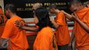Para tersangka pemilik Narkoba saat berada di Polres Jakarta Timur, Sabtu (6/2). 55 orang tersangka termasuk seorang oknum pegawai Pemda ditangkap. (Liputan6.com/Helmi Afandi)