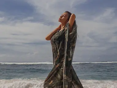 Ariel Tatum dikenal publik sebagai selebritas yang cantik dan memiliki badan ideal. Badan ideal Ariel Tatum terkadang bikin gagal fokus netizen. Seperti saat ia berpose candid di pantai yang memperlihatkan sisi menawan Ariel ketika menikmati suasana syahdu deburan ombak. (Liputan6.com/IG/@arieltatum)