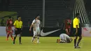 Salah satu pemain timnas Suriah melakukan sujud usai mengalahkan Indonesia 2-0 pada laga persahabatan di Stadion GBK Jakarta, (15/11/2014). (Liputan6.com/Helmi Fithriansyah)