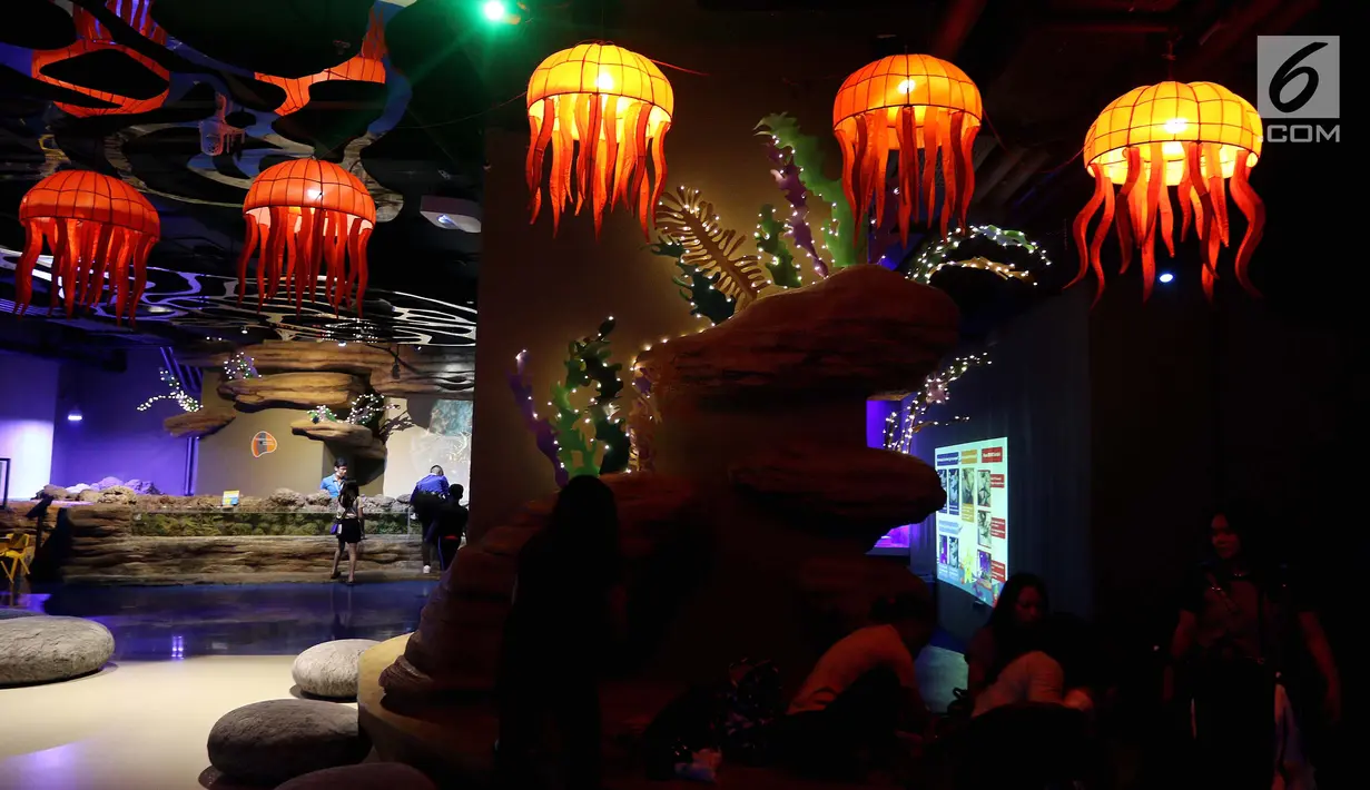 Suasana Jakarta Aquarium di Neo Soho, Jakarta, Selasa (16/10). Taman Safari Indonesia bekerjasama dengan Aquaria resmi membuka Jakarta Aquarium di Mall Neo Soho Jakarta guna memperkenalkan Kekayaan Biota Laut kepada masyarakat. (Liputan6.com/Johan Tallo)