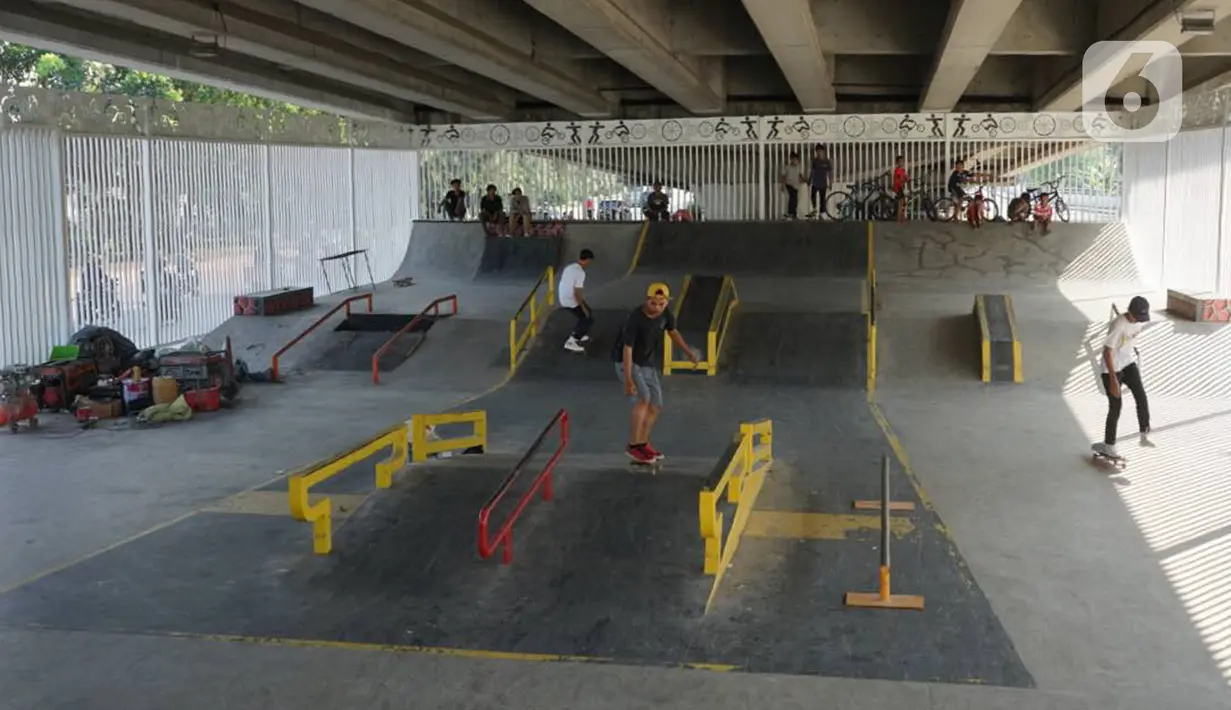 Pengunjung memanfaatkan fasilitas skate park di kolong flyover Pasar Rebo, Jakarta, Selasa (14/1/2020). Skate park yang telah selesai dibangun tersebut kini mulai diramaikan pengunjung, khususnya pada sore hari. (Liputan6.com/Immanuel Antonius)