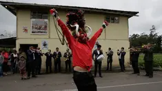 Seorang warga mengenakan topeng setan sambil menari selama festival  La Diablada di jalan-jalan kota Pillaro, Ekuador, Jumat (4/1). Festival yang dimulai sejak tahun 1940-an tersebut untuk merayakan akhir tahun dan memulai tahun baru. (AP/Dolores Ochoa)