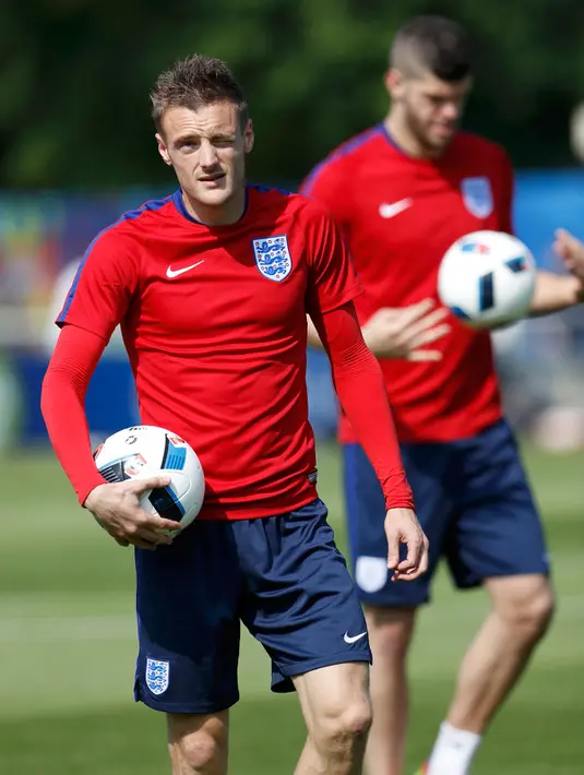 Penyerang Timnas Inggris,  Jamie Vardy saat berlatih jelang EURO 2016 di Stade des Bourgognes, Chantilly, Inggris (6/7). Vardy melejit setelah sukses membawa Leicester menjuarai Liga Inggris musim 2015/16. (REUTERS/Lee Smith)