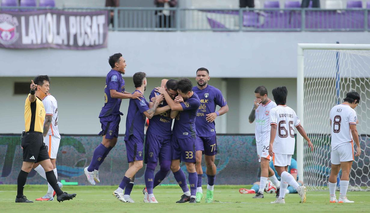 Bertanding di Stadion Indomilk Arena, Tangerang, Banten, Jumat (9/1/2026), Pendekar Cisadane unggul dua gol tanpa balas. Tampak dalam foto, pemain Persita merayakan gol yang dicetak Javlon Guseynov (tengah) pada pertandingan pekan ke-17 BRI Super League 2025/2026 melawan Borneo FC di Stadion Indomilk Arena, Tangerang, Banten, Jumat (9/1/2026). (Bola.com/Bagaskara Lazuardi)