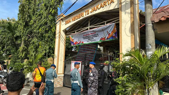 Situasi Pasca Ledakan di SMAN 72 Kelapa Gading Jakarta. (Liputan6.com/Nanda Perdana Putra)