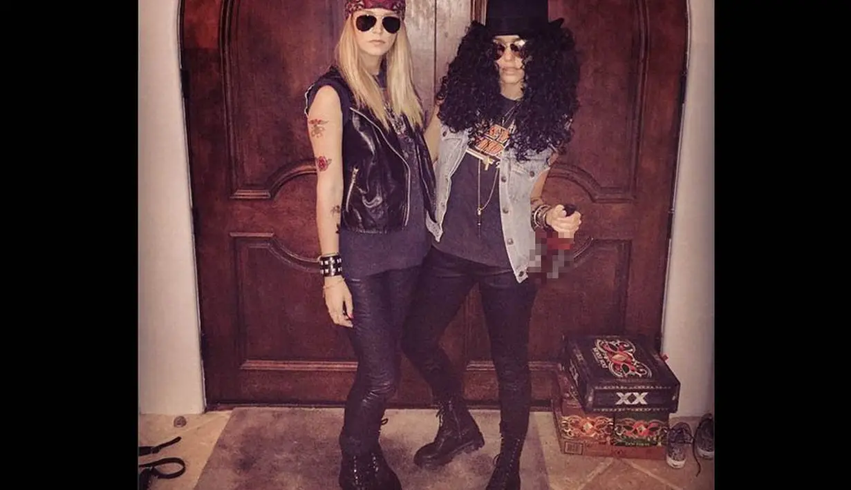 Aktris Jessica Alba (kanan) memilih kostum Halloween ala Slash, yang dikenal sebagai mantan gitaris band Guns and Roses saat perayaan Halloween, Jumat (31/10/2014). (instagram.com/jessicaalba)