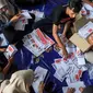 Pekerja melipat surat suara pemilihan presiden yang dijadwalkan pada 14 Februari di Gudang Komisi Pemilihan Umum (KPU) Yogyakarta, Bantul, Kamis (4/1/2024). (DEVI RAHMAN/AFP)