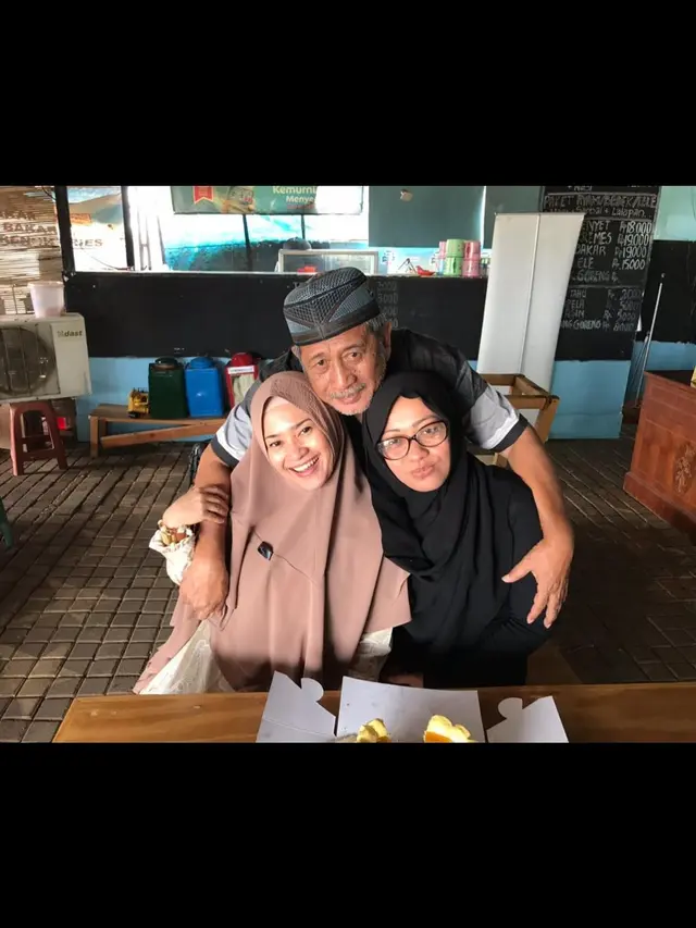 Meninggal Dunia, Ini 6 Potret Kenangan Ikke Nurjanah dan Sang Ayah