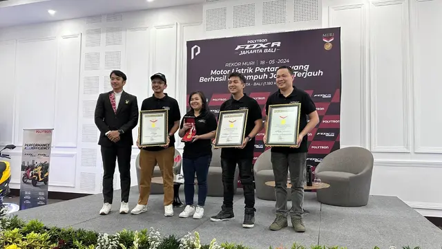 Polytron Fox-R memecahkan rekor MURI sebagai motor listrik yang melakukan perjalanan dengan menempuh jarak terjauh 1.333 km dari Jakarta hingga ke Bali sebagai titik finish. (Dok. Polytron)