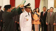 Plt Gubernur DKI Jakarta, Djarot Saiful Hidayat saat disumpah menjadi Gubernur definitif DKI Jakarta di Istana Negara, Jakarta, Kamis (15/6). Djarot dilantik untuk sisa periode 2012-2017. (Liputan6.com/Angga Yuniar)