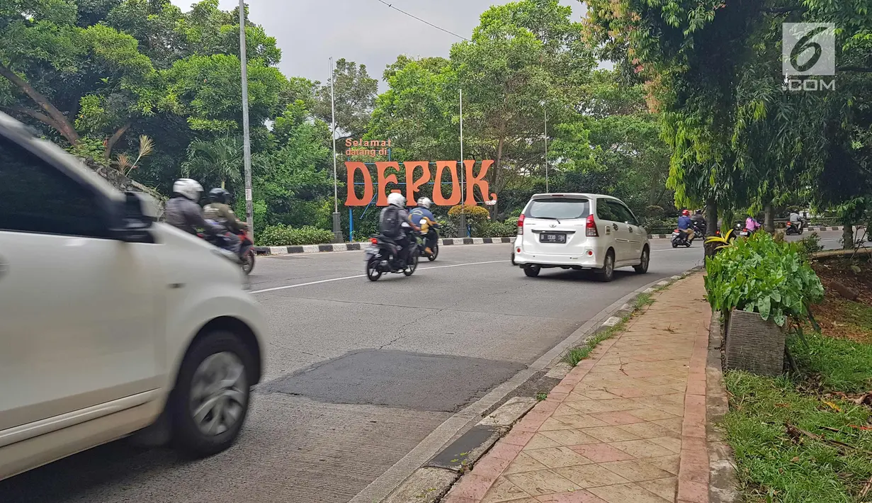 Sejumlah kendaraan melintas di kawasan Depok, Jawa Barat, Senin (9/4). Pemerintah Jawa Barat merencanakan mencoba jalan berbayar dengan metode ERP pada 2019 di sejumlah ruas jalan Margonda, Kota Depok. (Liputan6.com/Herman Zakharia)