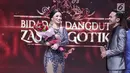 Ekspresi Zaskia Gotik saat kekasihnya Ryan melamar dirinya di acara Konser Lebaran yang bertajuk Bidadari Dangdut di Studio 5 Indosiar, Jakarta, Senin (3/7). (Liputan6.com/Herman Zakharia)