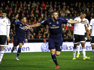 Striker Real Madrid, Karim Benzema, merayakan gol yang dicetaknya ke gawang Valencia pada laga La Liga Spanyol di Stadion Mestalla, Spanyol, Senin (4/1/2016). Kedua tim bermain imbang 2-2. (EPA/Biel Alino)