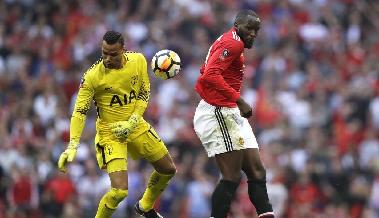 Duel kiper Tottenham, Michel Vorm (kiri) dengan pemain Manchester United, Romelu Lukaku pada semifinal Piala FA di Wembley stadium, London, (21/4/2018). MU menang 2-1. (AP/Kirsty Wigglesworth)