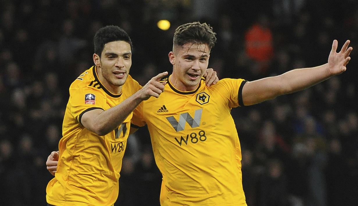 Pemain Wolverhampton Wanderers, Raul Jimenez dan Leander Dendoncker melakukan selebrasi usai mencetak gol ke gawang Liverpool pada laga Piala FA di Stadion Molineux, Senin (7/1). Liverpool takluk 1-2 dari Wolverhampton Wanderers. (AP/Rui Vieira)