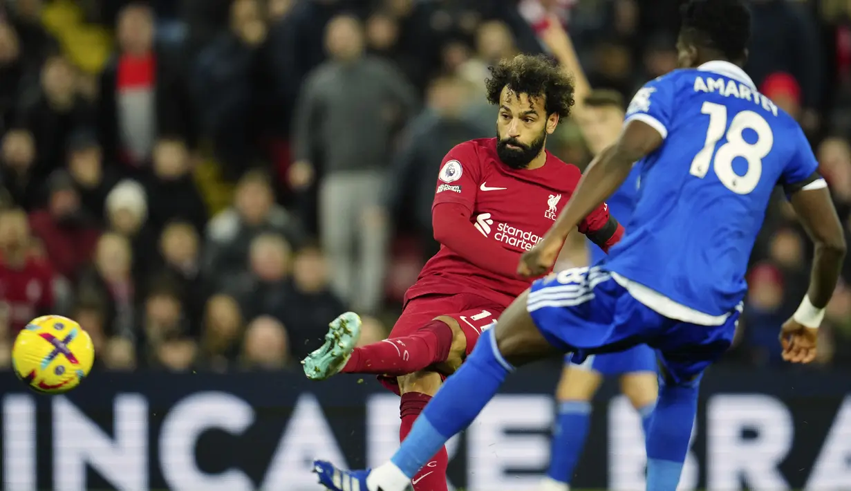 Bek Leicester City Daniel Amartey mencoba untuk memblokir tembakan penyerang Liverpool Mohamed Salah pada pertandingan pekan ke-18 Liga Inggris di Stadion Anfield, Sabtu (31/12/2022) dini hari WIB. Bermain di depan publik sendiri, Liverpool dikejutkan dengan gol Leicester saat laga baru berlangsung empat menit. (AP Photo/Jon Super)