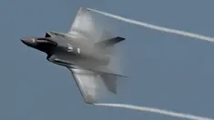 Sebuah jet tempur F35 milik Angkatan Udara Australia tampil dalam Bali International Airshow 2024 di Bandara Internasional Ngurah Rai, Bali, pada Jumat 20 September 2024. (SONNY TUMBELAKA/AFP)