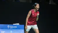 Tunggal putri Indonesia Putri Kusuma Wardani atau Putri KW mengalahkan wakil Myanmar Thet Htar Thuzar pada partai pertama perempat final cabang bulu tangkis nomor beregu SEA Games 2025 di Thamasat Rangsit Gymnasium 4, Minggu (7/12). (foto: PBSI)