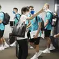 Para pemain Timnas Brasil yang baru tiba di Bandara Internasional Narita langsung diserbu fans yang meminta tandangan tangan maupun foto bersama. (Foto:AFP/Charly Triballeau)