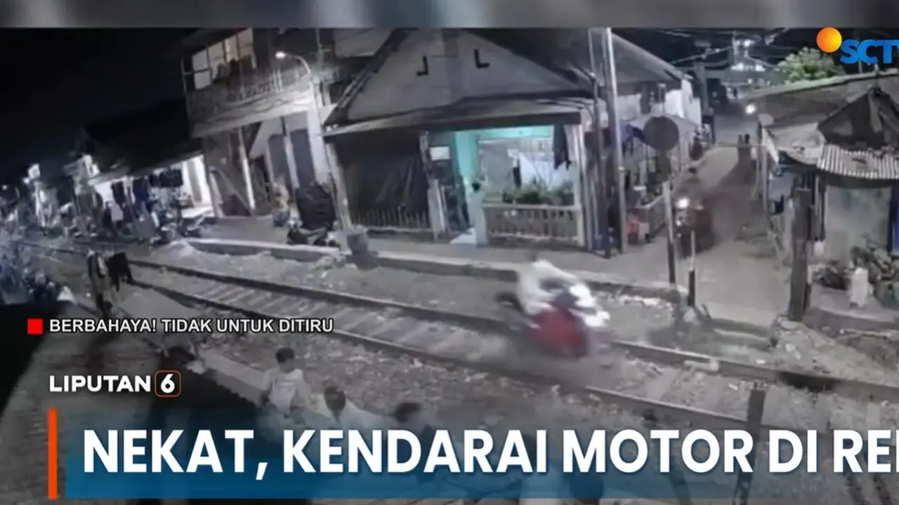 Aksi pemotor melaju di atas rel