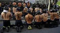 Petugas pemadam kebakaran ambil bagian dalam aksi protes di depan gedung parlemen di Oviedo, Spanyol, Kamis (19/11). Mereka melakukan aksi mogok bertugas guna menuntut kenaikan gaji dan tunjangan kesejahteraan. (REUTERS/Eloy Alonso)