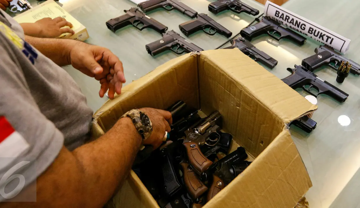 Sebanyak 106 unit airgun,12 senjata api pistol revolver peluru tajam serta dua airgun laras panjang berhasil diamankan, Jakarta, Minggu, (15/11/2015).  (Liputan6.com/Yoppy Renato)