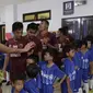 Player Escort Kids Allianz pada lanjutan penyisihan Grup H Piala AFC 2019 antara PSM Makassar Vs Home United, Selasa (30/4/2019) di Stadion Pakansari, Kab. Bogor. (Bola.com/Muhammad Iqbal Ichsan)