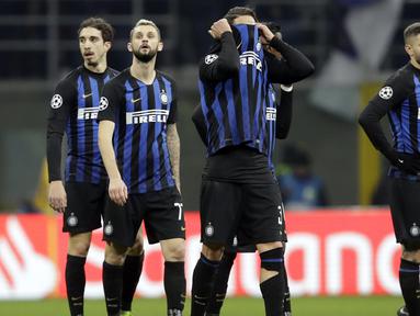 Para pemain Inter Milan tampak lesu usai gagal mengalahkan PSV Eindhoven pada laga Liga Champions di Stadion San Siro, Italia, Selasa (11/12). Kedua tim bermain imbang 1-1. (AP/Luca Bruno)