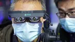 Seorang pria mencoba kacamata VR dalam pameran teknologi dan produk baru pada Konferensi Fiksi Ilmiah China 2020 di Beijing, China, 1 November 2020. Konferensi Fiksi Ilmiah China kelima dibuka pada Minggu (1/11) di Beijing. (Xinhua/Ju Huanzong)