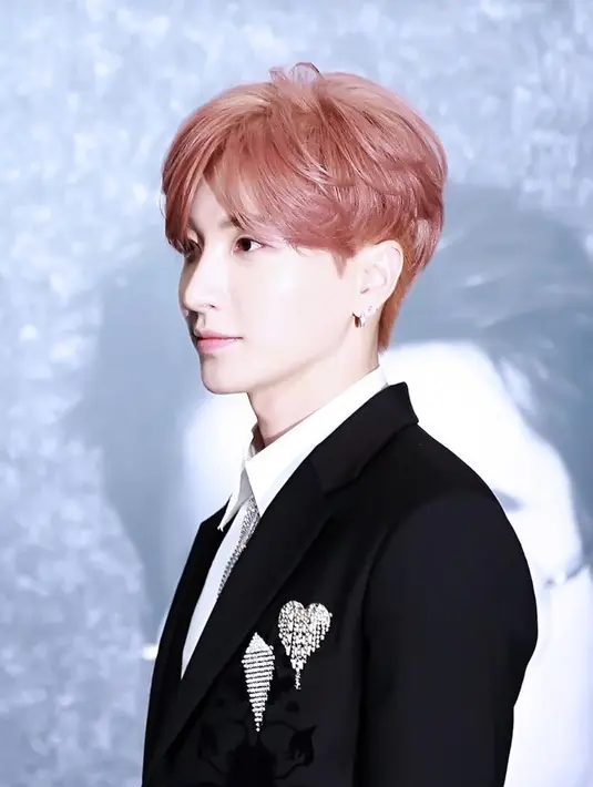 "Itu sulit dikatakan bahwa hal tersebut bisa ditanggung karena kamu adalah selebriti dan menyerah pada satu hal. Kau berjalan jauh agar kamu bisa melakukan ini," tuturnya. (foto: instagram.com/xxteukxx)