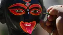 Seorang pemahat mengecat patung Dewi Kali menjelang festival Diwali di Agartala, ibu kota Negara Bagian Tripura, India timur laut, pada 12 November 2020. (Xinhua/Stringer)