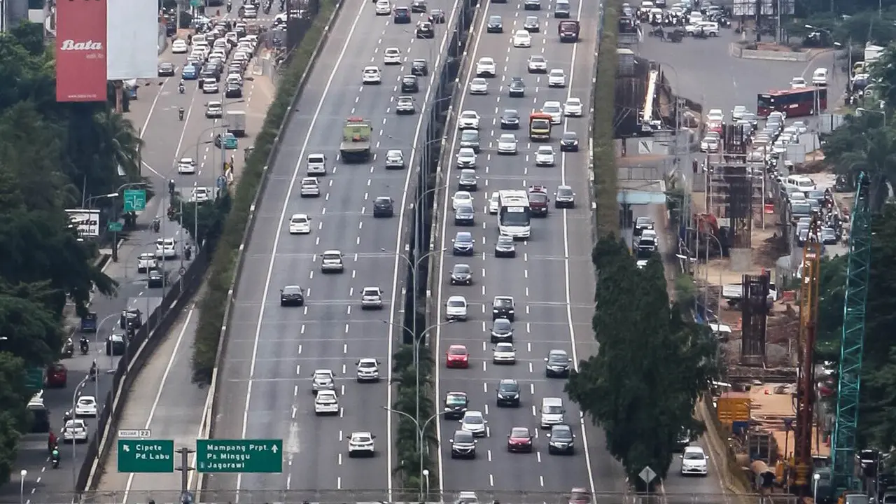Kendaraan Padati Arus Balik Tol Lingkar Luar Jakarta-Serpong