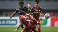 Pemain Rans Cilegon FC, Alfin Tuasalamony (kiri) berusaha melewati dua pemain Persis Solo, Mochamad Shulton Fajar dan Chrystna Bhagascara dalam laga final Liga 2 2021 di Stadion Pakansari, Bogor, Kamis (30/12/2021). (Bola.com/Bagaskara Lazuardi)