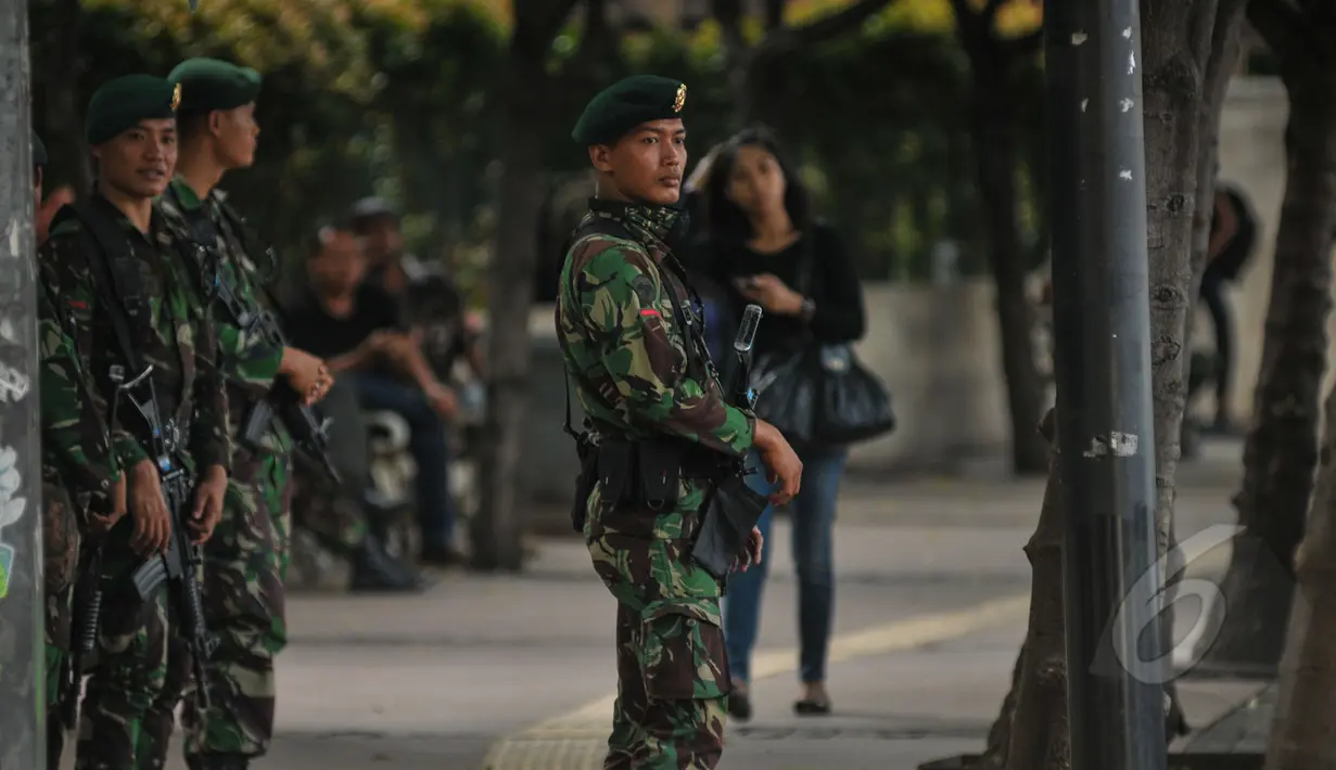 Sejumlah prajurit TNI melakukan pengamanan Konferensi Asia-Afrika di Kawasan Senayan, Jakarta, Senin (20/4/2015). Pengamanan dilakukan untuk menjaga kelancaran KAA yang berlangsung 19-24 April 2015 di Jakarta dan Bandung. (Liputan6.com/Faizal Fanani)