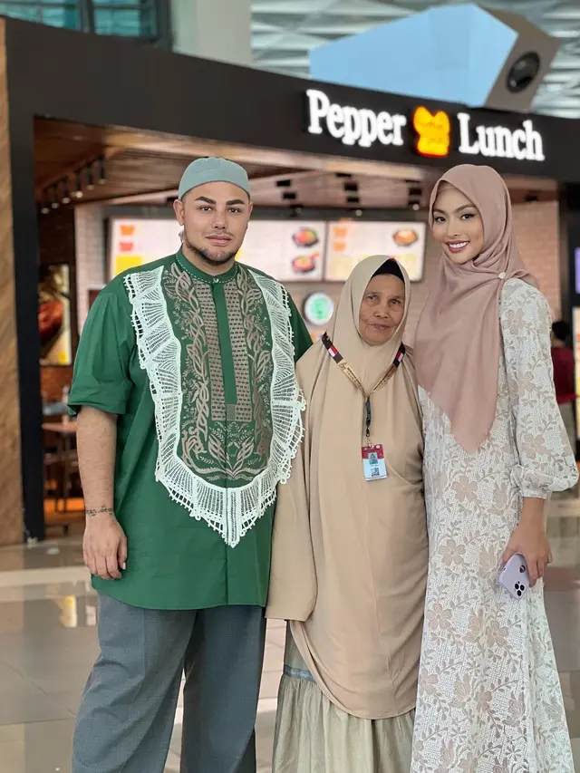 Pakai Baju Koko, Ini 6 Potret Ivan Gunawan saat Berangkat Ibadah Umrah
