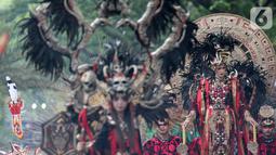 Model membawakan busana dalam Jember Fashion Carnaval (JFC) di Lippo Karawaci, Tangerang, Banten, Sabtu (23/11/2019). Acara dengan menghadirkan 80 kostum unik merupakan rangkaian Lippo Village Festival 2019 mengusung tema Tribal Grandeur. (Liputan6.com/Fery Pradolo)