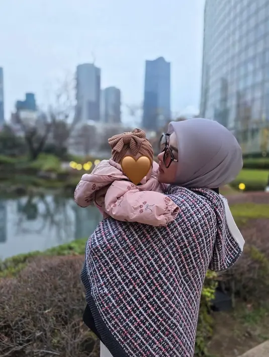 Syahrini tampil dengan warna yang lebih feminin dan fashionable sebagai outfit liburan di Jepang [@princessyahrini]