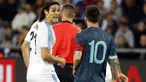 Megabintang timnas Argentina, Lionel Messi berbicara dengan penyerang timnas Uruguay, Edinson Cavani pada laga persahabatan di Stadion Bloomfield, Tel Aviv, Senin (18/11/2019). Messi dan Cavani sempat terlibat adu mulut di lapangan, ketika Argentina tertinggal 0-1. (Jack GUEZ / AFP)
