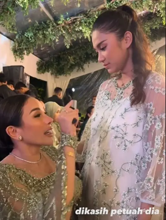 Dalam sebuah unggahan, tampak Nikita dan Azizah yang sedang ngobrol. Selebgram yang disapa Zize itu hanya terdiam dan memperhatikan setiap omongan Nikita Mirzani. Mail Syahputra yang mengunggah momen itu pun menuliskan, "Dikasih petuah dia." (Liputan6.com/IG/@mailsyahputra)