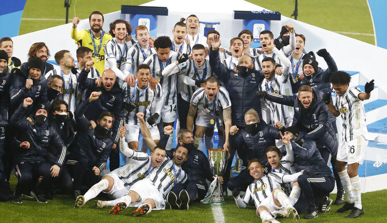 Para pemain Juventus melakukan selebrasi usai menjuarai Piala Super Italia di Stadion Mapei, Rabu (20/1/2021). Juventus menang dengan skor 2-0 atas Napoli. (AP/Antonio Calanni)